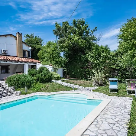 Panoramica Con Piscina